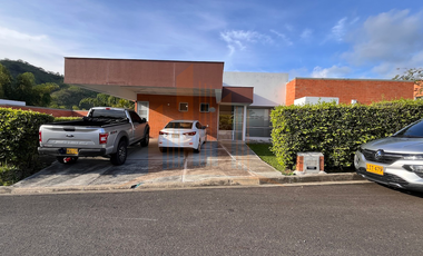 SE VENDE CASA CAMPESTRE EN COMBIA