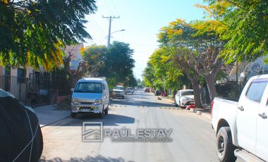 VENDEMOS Casa en Calle principal en excelente Villa