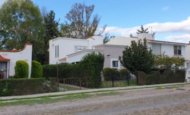 🏡 Casa con doble altura, chimenea y vista al green 🌳🔥 ¡En Club de Golf Tequis!