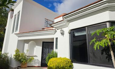 🏡 Casa con doble altura, chimenea y vista al green 🌳🔥 ¡En Club de Golf Tequis!