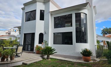 🏡 Casa con doble altura, chimenea y vista al green 🌳🔥 ¡En Club de Golf Tequis!