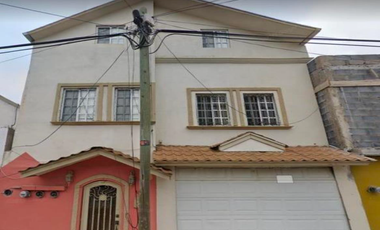 HERMOSA CASA CON 3 NIVELES, BELLOS ACABADOS Y EXCELENTE PLUSVALÍA