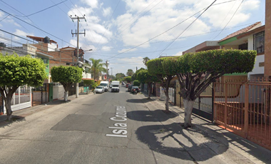 VENDO CASA EN JARDINES DE SAN JOSE, GUADALAJARA JUNTO PLAZA FIESTA ARBOLEDAS