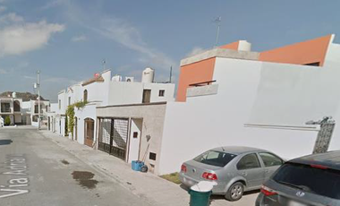 HERMOSA PROPIEDAD DE DOS NIVELES, A SÓLO 10 MIN. DEL AEROPUERTO INTERNACIONAL.