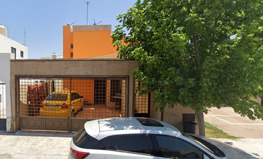 HERMOSA PROPIEDAD DE DOS NIVELES, A SÓLO 10 MIN. DEL AEROPUERTO INTERNACIONAL.