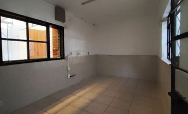 Bodega en renta con oficinas 400m2 para uso comercial, industrial o servicios cerca de Mercado Felipe Ángeles, Guadalajara Oriente