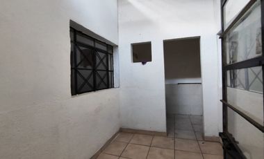 Bodega en renta con oficinas 400m2 para uso comercial, industrial o servicios cerca de Mercado Felipe Ángeles, Guadalajara Oriente
