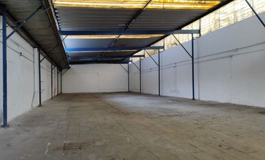 Bodega en renta con oficinas 400m2 para uso comercial, industrial o servicios cerca de Mercado Felipe Ángeles, Guadalajara Oriente