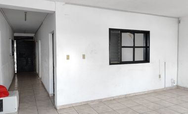 Bodega en renta con oficinas 400m2 para uso comercial, industrial o servicios cerca de Mercado Felipe Ángeles, Guadalajara Oriente