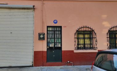 Bodega en renta con oficinas 400m2 para uso comercial, industrial o servicios cerca de Mercado Felipe Ángeles, Guadalajara Oriente