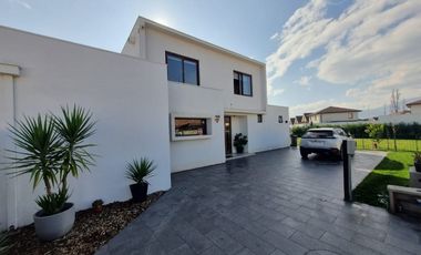 Casa en venta El Polo 4 dorm 3 baños con piscina en Machalí