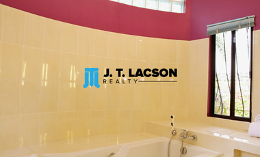 𝗙𝗢𝗥 𝗥𝗘𝗡𝗧: 𝗢𝘃𝗲𝗿𝗹𝗼𝗼𝗸𝗶𝗻𝗴 𝟯𝗕𝗥 𝗛𝗼𝘂𝘀𝗲 𝘄𝗶𝘁𝗵 𝗣𝗼𝗼𝗹 𝗶𝗻 𝘁𝗵𝗲 𝗦𝗲𝗿𝗲𝗻𝗲 𝗛𝗶𝗹𝗹𝘀 𝗼𝗳 𝗦𝗶𝗯𝘂𝗹𝗮𝗻