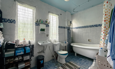 3 Bedroom with Attic and Basement - A 4 Storey artist's Haven