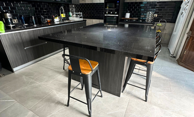 Gran Oportunidad en Peñalolén! Casa Remodelada en Condominio Privado