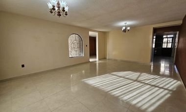 Casa Residencial en Venta en Guadalupe, en Privada Lomas de Bernárdez