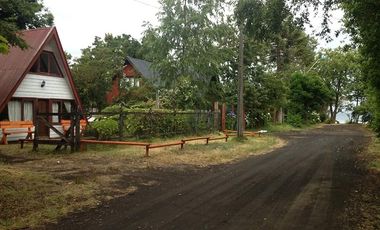 TERRENO CON CABAÑAS ORILLA LAGO CALAFQUEN EN LICANRAY