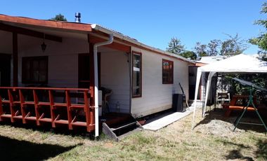 TERRENO CON CABAÑAS ORILLA LAGO CALAFQUEN EN LICANRAY