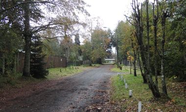 TERRENO CON CABAÑAS ORILLA LAGO CALAFQUEN EN LICANRAY