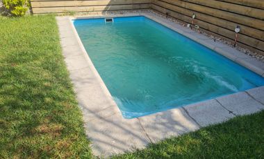 Aislada, piscina, sólida 2 pisos.