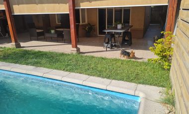 Aislada, piscina, sólida 2 pisos.