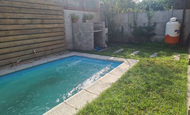 Aislada, piscina, sólida 2 pisos.