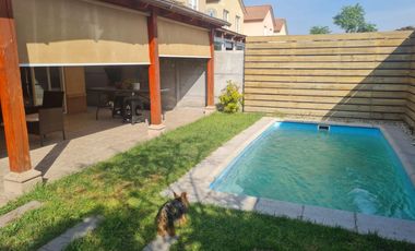 Aislada, piscina, sólida 2 pisos.