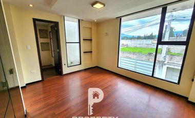 Casa NO EN CONJUNTO 3 dormitorios 1 parqueadero Inchalillo Valle de los Chillos Quito