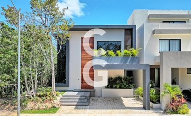 Casa en Venta en Cancún en Residencial Vía Cumbres con Alberca y 3 Recámaras