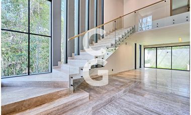 Casa en Venta en Cancún en Residencial Vía Cumbres con Alberca y 3 Recámaras