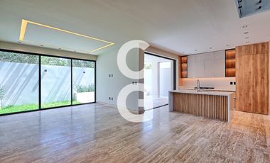 Casa en Venta en Cancún en Residencial Vía Cumbres con Alberca y 3 Recámaras