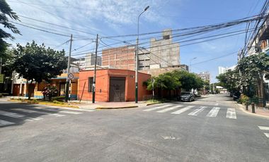 Se vende casa como TERRENO en esquina en plena zona de crecimiento vertical en Barranco