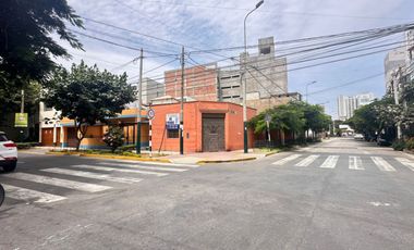 Se vende casa como TERRENO en esquina en plena zona de crecimiento vertical en Barranco