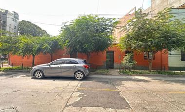 Se vende casa como TERRENO en esquina en plena zona de crecimiento vertical en Barranco