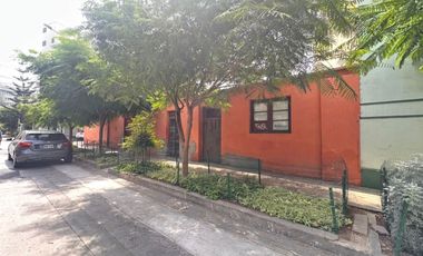 Se vende casa como TERRENO en esquina en plena zona de crecimiento vertical en Barranco