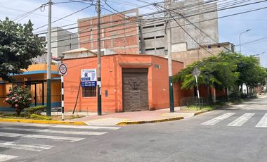 Se vende casa como TERRENO en esquina en plena zona de crecimiento vertical en Barranco
