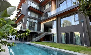 Well Interiored Design Villa in Ayala Alabang for sale