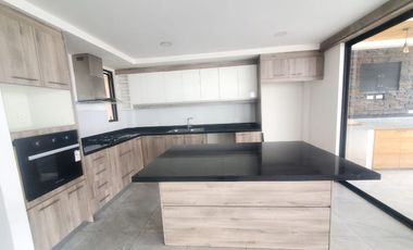 SE RENTA HERMOS CASA DE TRES HABITACIONES ENTUMBCO