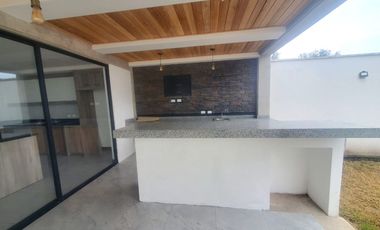 SE RENTA HERMOS CASA DE TRES HABITACIONES ENTUMBCO