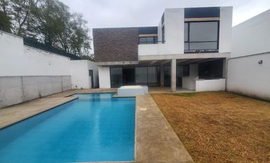 SE RENTA HERMOS CASA DE TRES HABITACIONES ENTUMBCO