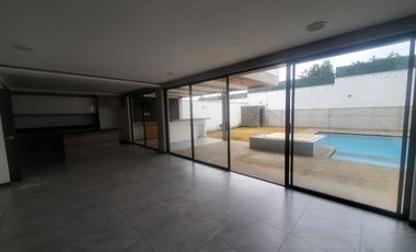 SE RENTA HERMOS CASA DE TRES HABITACIONES ENTUMBCO