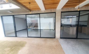 SE RENTA HERMOS CASA DE TRES HABITACIONES ENTUMBCO