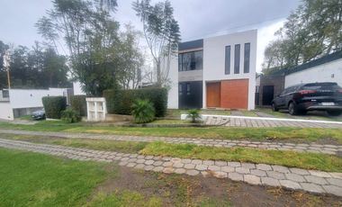 SE RENTA HERMOS CASA DE TRES HABITACIONES ENTUMBCO