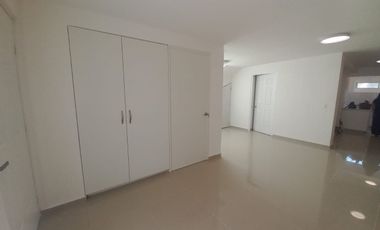 Casa en Renta Paseos del Bosque Corregidora, 3 habitaciones c/u con baño Sala de TV, Estudio o habitación planta baja.