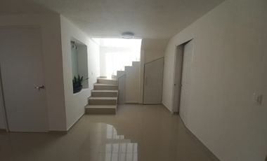 Casa en Renta Paseos del Bosque Corregidora, 3 habitaciones c/u con baño Sala de TV, Estudio o habitación planta baja.