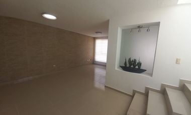 Casa en Renta Paseos del Bosque Corregidora, 3 habitaciones c/u con baño Sala de TV, Estudio o habitación planta baja.