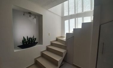 Casa en Renta Paseos del Bosque Corregidora, 3 habitaciones c/u con baño Sala de TV, Estudio o habitación planta baja.