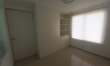 Casa en Renta Paseos del Bosque Corregidora, 3 habitaciones c/u con baño Sala de TV, Estudio o habitación planta baja.