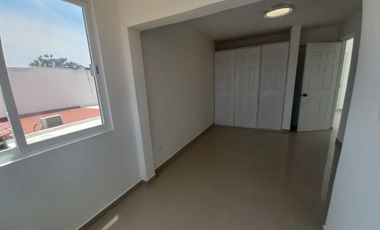Casa en Renta Paseos del Bosque Corregidora, 3 habitaciones c/u con baño Sala de TV, Estudio o habitación planta baja.