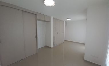 Casa en Renta Paseos del Bosque Corregidora, 3 habitaciones c/u con baño Sala de TV, Estudio o habitación planta baja.
