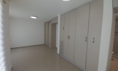 Casa en Renta Paseos del Bosque Corregidora, 3 habitaciones c/u con baño Sala de TV, Estudio o habitación planta baja.